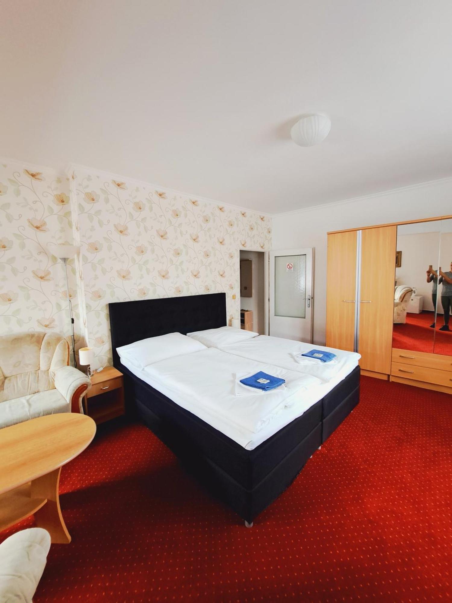 Hotel Grand Tanvald Eksteriør billede
