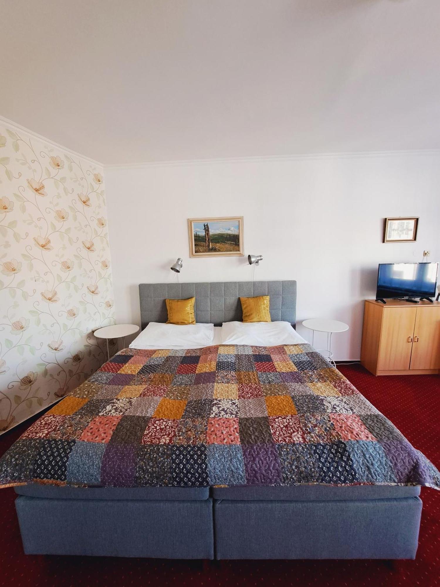 Hotel Grand Tanvald Eksteriør billede