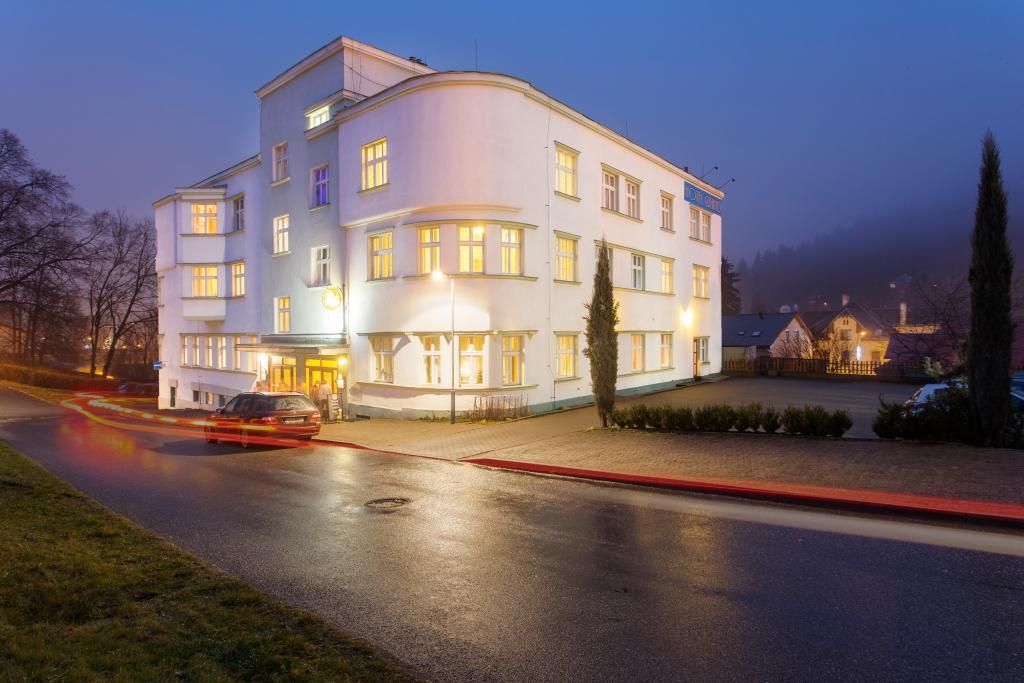 Hotel Grand Tanvald Eksteriør billede